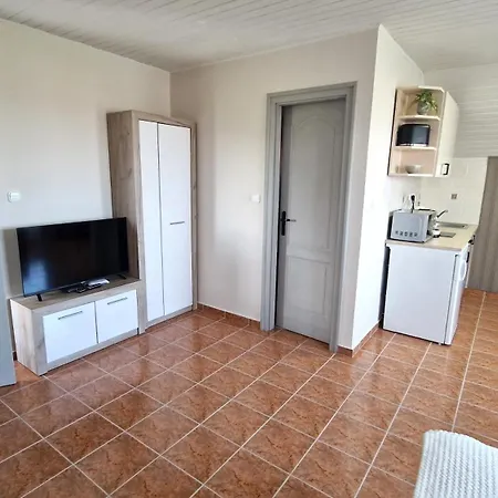 Silence Apartmanhaz 佐洛卡罗斯